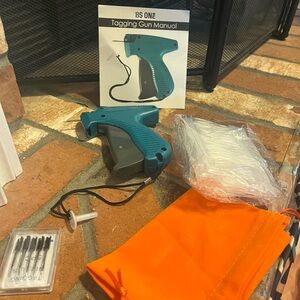 BS ONE Tagging Gun with Accessories